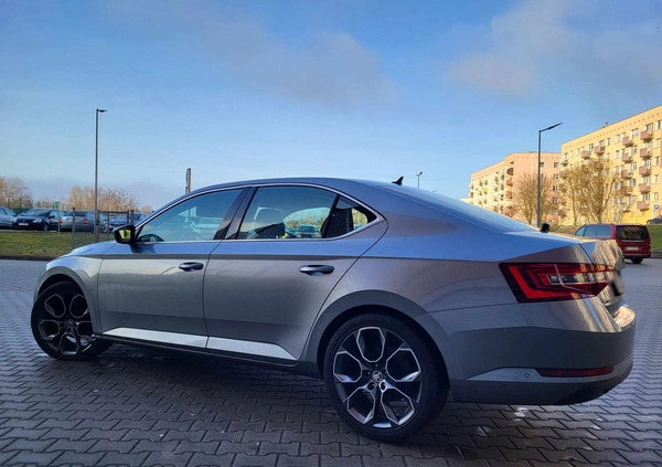 Skoda Superb cena 49900 przebieg: 300000, rok produkcji 2015 z Łasin małe 232